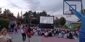 Δήμος Αθηναίων: Δωρεάν προβολές παιδικών ταινιών σε προαύλια σχολείων για παιδιά και γονείς