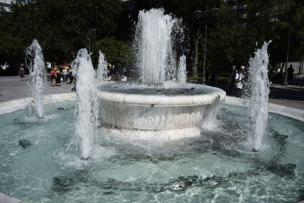 Δήμος Αθηναίων: Επαναλειτουργεί το σιντριβάνι στην πλατεία Συντάγματος Δήμος Αθηναίων: Επαναλειτουργεί το σιντριβάνι στην πλατεία Συντάγματος