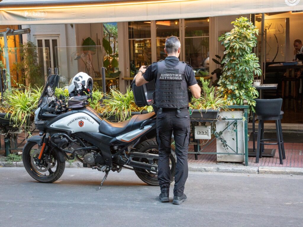 Δήμος Αθηναίων: Λουκέτο σε 38 καταστήματα για παράνομα τραπεζοκαθίσματα Δήμος Αθηναίων: Λουκέτο σε 38 καταστήματα για παράνομα τραπεζοκαθίσματα