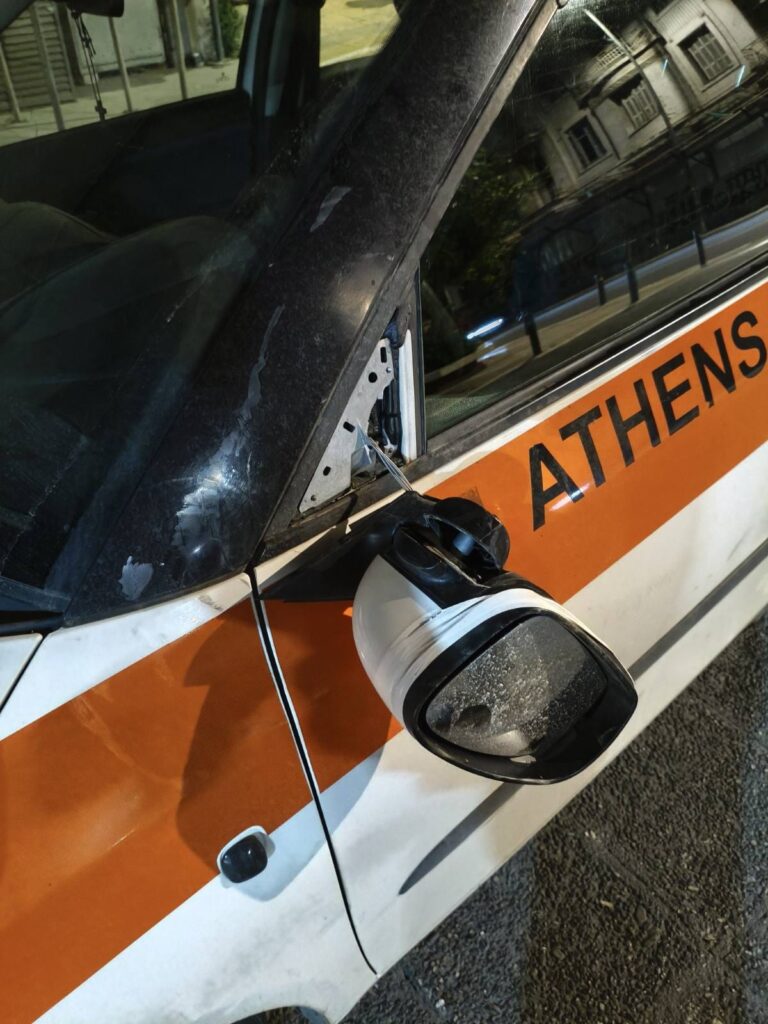 Δήμος Αθηναίων: Απρόκλητη επίθεση σε υπηρεσιακό όχημα της Δημοτικής Αστυνομίας επί της οδού Σόλωνος κατά τη διενέργεια ελέγχων